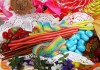 Фото Сладкая коробочка с живыми цветами и сладостями на заказ