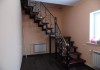 Фото Металлическая лестница межэтажная или входная, перила с элементами художественного литья, ковки
