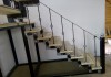 Фото Металлическая лестница межэтажная или входная, перила с элементами художественного литья, ковки